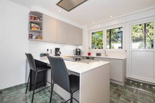 Gelegen in een rustige straat nabij de Prins van Luik, bevindt dit ruime appartement met 2 slaapkamers van ca. 105 m² zich in een kleinschalig...