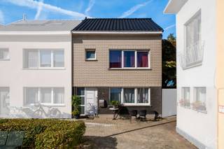 <p><span>We Invest stelt u met plezier deze charmante eengezinswoning voor, gelegen in een rustige woonwijk in Aalst. De woning onderscheidt zich door haar vlotte bereikbaarheid van de ring en het stadscentrum van Aalst, terwijl u er toch geniet van een rustige woonomgeving.</span></p>
<p><span>De woning is als volgt ingedeeld: een inkomhal met toegang tot de keuken of de woonkamer, een eetkamer, een veranda, een wasruimte, een apart toilet en toegang tot de tuin.</span></p>
<p><span>Op de eerste verdieping bevinden zich twee slaapkamers, een dressing en een douchekamer. Op de bovenste verdieping vindt u een zolder die nog naar eigen wens kan worden ingericht.</span></p>
<p><span>Ook technisch verkeert de woning in goede staat, met een EPC-label D en een conforme elektrische installatie.</span></p>
<p><span>De woning werd recent volledig gerenoveerd. Enkel enkele kleine opfrissingswerken zijn nog voorzien voor de toekomstige eigenaar.</span></p>
<p><strong><span>Info en bezoeken:</span></strong><span> </span><span>maxime.l@weinvest.be</span><span> – 02 315 77 22</span></p>