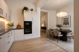 Gelegen in de Bronstraat, in een rustige buurt nabij de Louizalaan, biedt dit ruime en lichtrijke appartement modern wooncomfort met een vleugje luxe. Het maakt deel uit van een stijlvol en volledig vernieuwd gebouw (totaalrenovatie in 2024) met hoge plafonds en een prachtige inkomhal.<br /><br />Gelijkvloers appartement met ruime leefruimte sluit naadloos aan op de hedendaagse keuken, uitgerust met alle nieuwe toestellen. Vanuit de keuken heeft u rechtstreekse toegang tot de tuin via een trap, waar u in alle rust kunt genieten van een groene buitenruimte in de stad.<br />Op tuinniveau bevinden zich twee ruime slaapkamers en een stijlvolle badkamer met inloopdouche, ligbad en toilette. Daarnaast beschikt het appartement over een gastentoilet, aansluitingen voor was-en droogmachine en een privatieve kelder. <br /><br />Dankzij de centrale ligging, kwalitatieve materialen en doordachte renovatie is dit appartement instapklaar en biedt het het perfecte evenwicht tussen comfort, stijl en ligging.<br /><br />Extra troeven:<br />- EPC-label C: energiezuinig en conform de huidige normen<br />- Lage algemene kosten<br />- Instapklaar en kwalitatieve afwerking<br /><br />Voor meer informatie: laura@immoaccenta.be