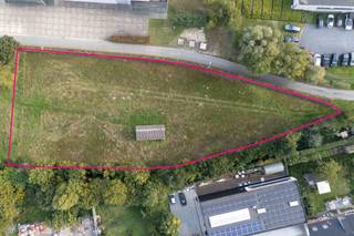 Perceel industriegrond met een oppervlakte van 2.144 m² te koop in Deinze. Het terrein is gesitueerd in een zone voor ambachtelijke bedrijven en KMO's. Uitstekend gelegen op slechts +/- 10 minuten van de E40, op- en afrit 13 Drongen. Eventueel met vergunning voor een loods van 600 m². De grond heeft ook nog een extra. <br /><br />Contacteer Henry Van Tornhout voor bijkomende inlichtingen of een vrijblijvend plaatsbezoek via +32 474 13 37 93 of via henry@kmovastgoed.be