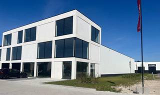 Unit 0.01 in gebouw A :- magazijn oppervlakte van 1.124m²- kantoor/showroom 1ste verdieping van 332m² + terras 45m²- kantoor/showroom 2de verdieping...