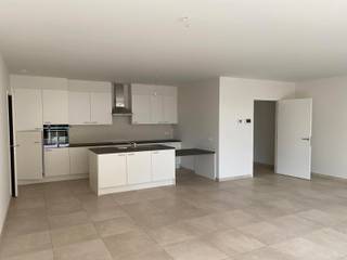 <strong>Luxueus recent (2022) appartement tegenover het park van Zaventem en op 5 min. van het treinstation.<br /></strong><br />Inkom, berging, WC, zeer ruime (53 m2) woonkamer met open volledig geïnstalleerde keuken (Siemens apparatuur), berging, ruim en zonnig terras van 30 m2.<br />2 slaapkamers (11 en 12 m2), badkamer met ligbad en douche, parkeerplaats (nr 8) en private kelder (nr 15).