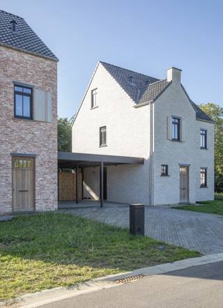 <strong>WONING LOT 16 IN WOONPROJECT PAULINA PARK TE LANKLAAR.</strong><br /><br /><strong>KENMERKEN WONING</strong><br /><span>- 3 Slaapkamers.</span><br /><span>- Oppervlakte woning: 124m².</span><br /><span><span>- Grondoppervlakte perceel: 5a06ca.<br /></span></span>
<p><strong>BEZOEK ONZE MODELWONING </strong><br />Ontdekken hoe het echt voelt om te wonen in Paulina Park? Maak nu een afspraak en kom onze modelwoning ontdekken.<br /><br /><strong>ALGEMEEN<br /></strong>In het verlengde van de Dr. Lenstralaan in Lanklaar, Dilsen-Stokkem, in de richting van de Zuid-Willemsvaart, is het uitzonderlijke woonproject <strong>Paulina Park </strong>in volle ontwikkeling. Dit project omvat <strong>29 karaktervolle open bebouwde woningen</strong> met tuin, smaakvol geïntegreerd in de groene omgeving aan het water.<br /><br /><strong>HARMONIEUS WONEN<br /></strong>Elke woning is voorzien van duurzame materialen die harmonieus aansluiten bij de omgeving. Bovendien is iedere woning uitgerust met <strong>vloerverwarming, warmtepomp, zonnepanelen en ventilatiesysteem D</strong>, zodat u gewapend bent voor een zorgeloze en energiezuinige toekomst!<br /><br /><strong>AFWERKING & MATERIALEN<br /></strong>Voor de <strong>afwerking worden ruime budgetten </strong>voorzien. Alle wooneenheden worden standaard <strong>hoogwaardig afgewerkt </strong>met <strong>duurzame en moderne materialen en technieken</strong>. We denken graag met u mee om de woning helemaal naar uw smaak en persoonlijkheid af te werken. Op basis van onze ervaring slagen we er steeds opnieuw in om een <strong>unieke en exclusieve uitstraling</strong> te geven naargelang uw wensen.<br /><br /><strong>LIGGING<br /></strong>Omringd door weelderig groen, biedt deze locatie vlakbij het Nationaal Park Hoge Kempen een idyllische leefomgeving. Ingesloten tussen de bosrand en het water van de Zuid-Willemsvaart creëert Paulina Park de perfecte balans tussen groen, water en comfort, met alles wat u nodig hebt binnen handbereik.<br /><br />Op slechts 5 minuten afstand bevinden we ons in het stadscentrum van Dilsen-Stokkem en met de oprit van de E314 op slechts 10 minuten afstand, geniet u van een vlotte verbinding met nabijgelegen steden (Genk, Maasmechelen, Hasselt,...).<br /><br /><strong>PRIJZEN<br /></strong>De vermelde prijzen zijn exclusief BTW op de constructie/infra-wegenis, verkooprechten op de grond, aktekosten, ereloon notaris, opzoekingskosten, aandeel verkavelingsakte en kosten aandeel nutsvoorzieningen. Contacteer ons voor een kostenraming.<br /><br />Bekijkt u deze advertentie via een aanverwante vastgoedsite, surf dan zeker naar onze website <strong>www.N78vastgoed.be </strong>voor een uitgebreide beschrijving en foto's. Meer informatie: <strong>+32 (0)89 86 18 88 </strong>of<strong> info@N78vastgoed.be</strong>.</p>