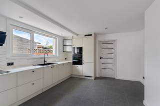 Deze woning is gelegen in een rustige éénrichtingsstraat in het centrum van Retie, op wandelafstand van bakker, slager, lagere scholen en openbaar vervoer.<br />Een volledige renovatie heeft deze woning pas ondergaan zodat ze vanbinnen helemaal nieuw is.<br /><br />De indeling is de volgende: <br />Op het gelijkvloers heb je de inkomhal met een trap naar de eerste verdieping, deze hal komt uit in de woonkamer met grote ramen aan de voor- en achterzijde van de woning.<br />Verder is er een nieuwe volledige ingerichte keuken met veel plaats voor het plaatsen van een keukentafel met minstens 6 stoelen.<br />Achteraan de woning is er een apart toilet en een wasplaats plus een prachtige badkamer met douche, bad en lavabomeubel.<br />Via de keuken kan je nog naar de voorraadkelder.<br /><br />Op de eerste verdieping zijn 3 slaapkamers waarvan 2 heel groot. Ook op deze verdieping is er een apart toilet.<br /><br />Langs een buitendeur tussen de keuken en de woonkamer bereik je het overdekt terras met achteraan een kleine stadstuin.<br />Achteraan de woning staat ook een bergplaats met een recente cv gasketel en een warmtepompboiler. Deze bergplaats kan ook altijd handig zijn om uw fietsen te stallen.<br /><br />De achterzijde van de woning kan ook via een aparte doorgangsdeur aan de voorzijde van de woning bereikt worden.<br /><br />Pluspunten:<br />Instapklaar<br />Volledig vernieuwd<br />EPC label B<br />Zonnepanelen<br />Warmtepompboiler<br />Centrale ligging