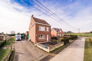 Uitstekend gelegen open bebouwing met een mooie tuin van 18 aren aan de achterzijde en een prachtig uitzicht aan de straatzijde over velden!U komt de...