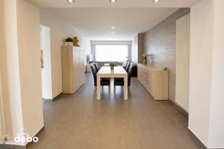 Via de inkomhal, voorzien van een apart gastentoilet, kom je binnen in de ruime en lichtrijke leefruimte. De open keuken sluit mooi aan op het geheel en zorgt voor een aangename verbinding tussen koken, eten en wonen met aansluitend een praktische berging.<br />Achteraan bevindt zich de onderhoudsvriendelijke tuin, ideaal voor wie graag van het buitenleven geniet zonder veel tuinwerk. De tuin beschikt bovendien over een handige uitweg en geeft toegang tot de achteraan gelegen garage, een absolute meerwaarde voor zowel parkeren als extra bergruimte.<br />Op de verdieping bevinden zich <strong>drie slaapkamers</strong>, een praktische <strong>berging</strong> en de badkamer. Deze is uitgerust met een <strong>ligbad met douchefunctie, lavabomeubel en toilet</strong>. Daarnaast beschikt de woning over een <strong>geïsoleerde zolder</strong>, bereikbaar via een zolderluik, die voor bijkomende opbergruimte zorgt.<br />Een fijne gezinswoning met <strong>3 slaapkamers, garage, praktische tuin en een ruime leefruimte</strong>, gelegen in een rustige en kindvriendelijke woonomgeving.<br />