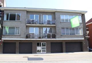<p><span>RUIM EN GEZELLIG APPARTEMENT 103M² MET 2 SLAAPKAMERS, TERRAS EN BINNENAUTOSTAANPLAATS<br />2de verdieping - centrale ligging in centrum nabij Dorpshart en station met vlotte bereikbaarheid via N16, A12 en N17</span></p><p><span> </span></p><p><span>Inkomhal / living met eetplaats (38m²) / half-ingerichte keuken met eethoek en toegang tot balkon / recent vernieuwde badkamer met wastafel, inloopdouche en wc / 2 ruime slaapkamers (17m²; 14m²) waarvan 1 met toegang tot terras (5m²) (met berging).</span></p><p><span>Ruime berging op gelijkvloers / binnenautostaanplaats.</span></p><p><span> </span></p><p><span>Appartement is recent volledig geschilderd.</span></p><p><span> </span></p><p><span>Lasten: € 35 / maand.</span></p><p><span> </span></p><p><span>Appartement is bewoonbaar door maximaal 3 personen.</span></p><p><span> </span></p>