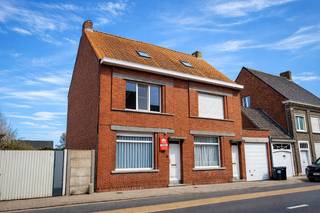 Bent u op zoek naar een gezellige woning met potentieel in een rustige omgeving? Deze charmante rijwoning in Woesten biedt een aangename woonruimte met een zonnige tuin.<br /><br />Bij het binnenkomen wordt u verwelkomd in de inkomhal die toegang geeft tot de ruime en lichtrijke leefruimte. Deze bestaat uit een gezellige zitplaats en een eetplaats. Aansluitend bevindt zich de keuken, die praktisch ingedeeld is en in verbinding staat met een handige bergruimte.<br /><br />De badkamer is uitgerust met een ligbad, een lavabomeubel en een aansluiting voor de wasmachine.<br /><br />Op de eerste verdieping bevinden zich twee ruime slaapkamers. Via een vaste trap bereikt u de zolderverdieping, die tal van mogelijkheden biedt. Deze ruimte kan perfect ingericht worden als extra slaapkamers, bureau of hobbyruimte.<br /><br />Buiten geniet u van een zonnige, volledig afgesloten tuin met ruime tuinberging waar u in alle rust kan ontspannen.<br /><br />Kortom, een ideale woning voor wie op zoek is naar een betaalbare thuis met uitbreidingsmogelijkheden in het charmante Woesten.<br />Interesse? Contacteer ons gerust voor meer informatie of een bezoek!