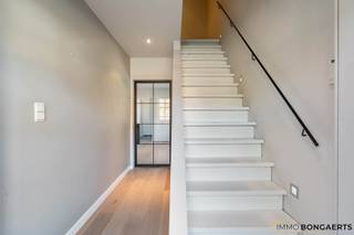 In een rustige omgeving in Opglabbeek bevindt zich deze woning, gelegen op een perceel van 12a 57ca. Deze eigendom combineert karakter, ruimte...