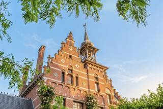 Kasteel van ZaffelarePrachtig kasteel met een enorm potentieel, gelegen op een domein van maar liefst 4,6 hectare.Een bijzonder vastgoed met geschiedenis, uitstraling en vooral veel mogelijkheden.Dit karaktervolle kasteel uit 1901 geniet van een authentieke architectuur, royale volumes en talrijke karaktervolle details. Het domein omvat tuinen en weides, geniet van open zichten en biedt een uitzonderlijke combinatie van rust, ruimte en privacy. Bovendien is er een ruime parking met plaats voor ca. 120 wagens.De royale inkom, verschillende ontvangstruimtes en zalen, hoge plafonds en authentieke elementen geven het geheel een bijzondere uitstraling. De omvang, indeling en aanwezige infrastructuur maken het pand bijzonder geschikt als horeca- en eventlocatie (vergunde horeca). Verschillende ruime zalen en de combinatie van binnen- en buitenruimte bieden mogelijkheden voor onder meer feesten, recepties, seminaries, huwelijken en bedrijfsevents.Daarnaast biedt het domein mogelijkheden voor een exclusieve B&B of hospitalityconcept, praktijk- of kantooromgeving, maar evenzeer voor wie op zoek is naar een uitzonderlijke private woonst met ruimte, groen en karakter.Er is reeds een appartement met dakapaprtement en aparte toegang: de ideale privé wie wonen en werken wil combineren. Een veelzijdig geheel waarbij vooral de combinatie bijzonder is: 4,6 hectare, authentieke architectuur, royale ruimtes, ruime parking, buitenruimte, privacy en verschillende gebruiksmogelijkheden.