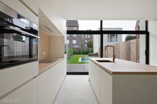 <p><span>Welkom in deze uitzonderlijke woning in het hartje van Herentals, waar authentieke charme en hedendaags wooncomfort elkaar perfect ontmoeten. Deze volledig gerenoveerde en energiezuinige stadswoning biedt een unieke combinatie van luxe, ruimte en karakter, gelegen in een rustige straat op wandelafstand van alle voorzieningen. </span></p><p><span>Oorspronkelijk daterend uit 1875, werd de woning met veel respect voor haar authentieke elementen en met oog voor detail gerenoveerd. De prachtige combinatie van historische accenten en hoogwaardige materialen zorgt voor een warme, exclusieve uitstraling.</span></p><h4><span>Het gelijkvloers</span></h4><p><span>Via de elegante inkomhal met gerestaureerde sierlijsten en gastentoilet betreedt u de sfeervolle leefruimte. Maatwerkmeubilair, marmeren accenten, designkranen en een prachtige visgraatparketvloer creëren hier een tijdloze en luxueuze sfeer. De leefruimte loopt naadloos over in de lichtrijke open keuken en eetkamer, waar grote schuiframen en een automatische dakkoepel zorgen voor een overvloed aan natuurlijk licht en een prachtig zicht op de tuin.</span></p><p><span>Aansluitend bevindt zich een praktische technische berging met aansluitingen voor wasmachine en droogkast, evenals toegang tot de kelder, ideaal als extra opslagruimte of wijnkelder.</span></p><h4><span>De eerste verdieping</span></h4><h4><span>Hier bevinden zich twee ruime slaapkamers op parketvloer. Verder is er nog een stijlvolle badkamer in mortex, voorzien van een dubbele lavabo, ligbad en inloopdouche. Daarnaast is er een afzonderlijk toilet.</span></h4><h4><span>De tweede verdieping</span></h4><p><span>De tweede verdieping is volledig ingericht als master suite en omvat een royale slaapkamer met een eigen ensuite badkamer, uitgerust met een dubbele lavabo en een elegante douche-in-badcombinatie.</span></p><h4><span>De buitenruimtes</span></h4><p><span>Buiten geniet u van een prachtig aangelegde, zuidwestgerichte tuin die volledige privacy en rust biedt. Het verwarmde zwembad, uitgerust met een warmtepomp en automatische solarafdekking, vormt samen met het zonnige terras de perfecte setting voor ontspannen zomerdagen en gezellige avonden. Een bijgebouw met technische ruimte en mezzanine vervolledigt het geheel.</span></p><p><span>Deze instapklare woning is een zeldzame opportuniteit op de Herentalse vastgoedmarkt. Een unieke combinatie van historische grandeur, moderne luxe en energiezuinig wonen, ideaal voor wie op zoek is naar een woning met uitstraling en comfort. Maak jij van dit huis jouw nieuwe thuis, neem dan zeker contact met ons op voor een bezoek ter plaatse. </span></p><p><span> </span></p>