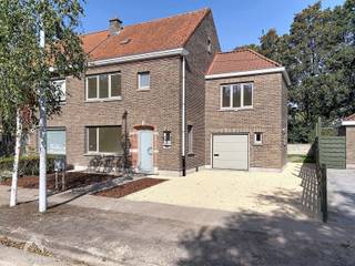 <p>Gerenoveerde halfopen woning, rustig gelegen in een woonwijk ('t Leeuwke) aan de rand van het centrum en op wandelafstand van winkels, diensten en openbaar vervoer en vlotte verbinding naar de E17.</p>
<p>De woning omvat een inkomhal met gastentoilet, een lichtrijke leefruimte met zit- en eethoek en een volledig geïnstalleerde keuken met aansluitende kelder van 18 m², ideaal als berging of provisieruimte. Aansluitend is er een praktische fietsgarage met extra bergruimte en voorzieningen voor wasmachine en droogkast. Via de leefruimte of de fietsgarage bereikt u de mooie, open tuin met terras. Op de verdieping bevinden zich 3 ruime slaapkamers en 2 badkamers. De grootste badkamer beschikt over een bad, dubbel lavabomeubel en toilet, de tweede badkamer over een inloopdouche en lavabomeubel. Vooraan beschikt de woning over een oprit en een mooi aangelegd toegangspad.</p>
<p>Extra troeven:</p>
<ul>
<li>Gunstig EPC, mits plaatsing zonnepanelen label B</li>
<li>Conforme elektriciteit</li>
<li>Regenwaterput van 5.000 liter</li>
<li>Ruime bergzolder</li>
<li>Kelder van 18 m²</li>
<li>Fietsgarage met bergruimte</li>
<li>Mooie open tuin met terras</li>
<li>Rustige ligging nabij alle voorzieningen</li>
<li>Vlotte verbinding naar de E17</li>
<li>Ruime oprit en extra parkeergelegenheid in de straat</li>
<li>Asbestveilig</li>
<li>Centraal ventilatiesysteem</li>
</ul>
<strong>RICHTPRIJS: 385.000 euro </strong><br />
<p>Deze woning is te koop ZONDER makelaar via het concept van Smart Houses! Wenst u verdere inlichtingen of een bezoek? Contacteer rechtstreeks de eigenaar via +32498521542 (telefonisch of whatsapp) of jonas.baert@hotmail.com</p>