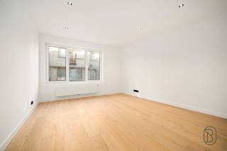 <strong>Te koop: instapklaar gelijkvloersappartement met stadstuin en garage in Wevelgem</strong><br /><br />Op een <strong>rustige ligging</strong> in Wevelgem, en toch <strong>centraal</strong> nabij scholen, winkels en openbaar vervoer, ontdek je dit volledig <strong>gerenoveerde</strong> en <strong>energiezuinige gelijkvloersappartement</strong>. De combinatie van stadstuin en garage maakt dit een bijzonder complete woonoplossing.<br /><br /><strong>Wat maakt dit pand uniek?</strong><br />Het appartement biedt een lichtrijke leefruimte met <strong>open keuken</strong>, <strong>twee slaapkamers</strong>, een moderne badkamer met inloopdouche en een apart toilet.<br />Buiten geniet je van een gezellig <strong>koertje/stadstuin</strong>. De handige <strong>garage</strong> zorgt voor extra comfort.<br />Alles is instapklaar en afgewerkt met oog voor duurzaamheid en gebruiksgemak.<br /><br /><strong>Voor wie is dit ideaal?</strong><br />Ideaal voor alleenstaanden of koppels die <strong>comfortabel</strong> en <strong>rustig</strong> willen wonen, met alle voorzieningen binnen handbereik en een <strong>vlotte</strong> <strong>bereikbaarheid</strong>.<br /><br />Te koop via Immo Beguin, jouw vastgoedexpert sinds 2009.<br />Met kantoren in Ronse, Waregem, Kortrijk, Deinze, Doornik en Lessines.<br />📞 Bezoek na afspraak via feline@immobeguin.be