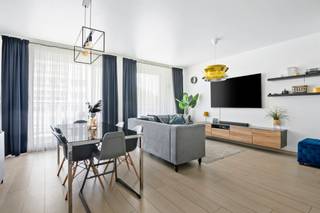 Vlakbij het centrum van Hoboken. Dit appartement op de eerste verdieping beschikt over een hal en een ruime living met open keuken. Doorheen het gehele appartement valt de hogere plafondhoogte dan standaard enorm op en geeft ook een heel ruim gevoel. De ramen zijn tevens voldoende groot voorzien en zorgen voor een zeer aangename lichtinval. De keuken is volledig geïnstalleerd met werkblad, dubbele spoelbak en toestellen (ijskast met vriesvak, vitro ceramische kookplaat, warme-lucht oven, afwasmachine en inox schouwdampkap). Naast de keuken heeft men een praktische berging met voldoende opslagruimte alsook de aansluiting voor wasmachine. De badkamer is volledig betegeld, met dubbele lavabo in meubel en een ligbad. Verder een apart toilet. De 2 volwaardige slaapkamers zijn achteraan gelegen en geven toegang tot de ruime zuidwest tuin. Verder een handige kelderberging, alsook een ondergrondse autostaanplaats dewelke verplicht bij aan te kopen is aan €20.000,00. Het appartement is momenteel verhuurd aan een huurprijs van €1.000 inclusief kosten!