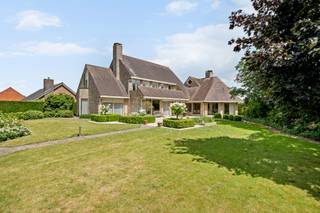 - Villa op een groot hoekperceel (2.510 m²)<br />- Inkomhal met vestiaire en apart toilet <br />- Ruime leefruimte met parketvloer en gezellige gashaard <br />- Overal centrale verwarming op gas, pelletkachel in de eetplaats/keuken<br />- Uitgeruste keuken met natuurstenen vloer<br />- 1 gelijkvloerse slaapkamer<br />- 4 slaapkamers op de eerste verdieping, met parketvloer<br />- Volwaardige zolder<br />- Badkamer op het gelijkvloers met ligbad, inloopdouche en wastafel<br />- Badkamer op de eerste verdieping met douche, wastafel en toilet<br />- Verzorgde tuin met terras in natuursteen, vijver en gemetste barbecue<br />- Ruime dubbele garage met elektrische poort<br />- Carport voor 3 wagens<br />- Droge kelder <br />- EPC: 278 kWh/m²/jaar, label C (geen renovatieplicht), UC: 3891528<br />- 2 regenwaterputten van elk 10.000 liter<br />- Alarmsysteem<br />- Richtprijs: € 699.000