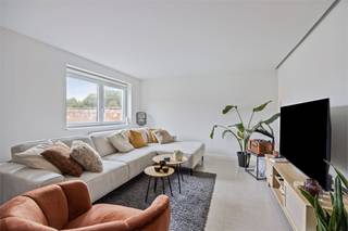 Welkom in het charmante centrum van Heers! Dit recent gerenoveerde duplex-appartement combineert modern comfort met een gezellige...