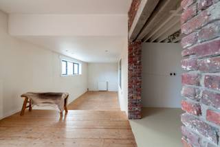 Op zoek naar een woonst met nét dat tikkeltje meer? Deze karaktervolle loft, gelegen in het iconische 'The Lower Factory' aan de Roeselaarsestraat 179 in Ardooie, combineert een unieke industriële geschiedenis met een hedendaagse en stijlvolle woonbeleving.<br /><br />PLUSPUNTEN:<br />* RUIMTELIJK EN OPEN WOONCONCEPT<br />* 2 TERRASSEN WAARVAN ÉÉN MET TERRASVIJVER<br />* ZEER RUIME BEWOONBARE OPPERVLAKTE VAN 262 m²<br />* AUTHENTIEK INDUSTRIEEL KARAKTER<br />* PARKEERPLAATS<br /><br />INTERIEUR:<br />Bij het binnenkomen wordt u meteen meegenomen in het ruime en open karakter van de loft. De volledig geïnstalleerde keuken vormt samen met de eetplaats een aangename leefruimte. Naastgelegen de keuken is een praktische bergruimte voorzien.<br /><br />Aansluitend bevindt zich een veelzijdige extra ruimte die perfect dienst kan doen als tweede leefruimte, zithoek of bureau. Vanuit deze ruimte heeft u rechtstreeks toegang tot het ruime terras, een absolute troef van deze loft. De aanwezigheid van een terrasvijver zorgt voor een bijzonder sfeervolle en rustgevende buitenomgeving.<br /><br />Op hetzelfde niveau bevindt zich een ruime slaapkamer met aansluitende, afzonderlijke dressing. De badkamer is uitgerust met een inloopdouche, ligbad en dubbele wastafel. Daarnaast is er nog een afzonderlijke bureauruimte die, indien gewenst, perfect kan worden ingericht als extra slaapkamer. <br />Via de verdieping bereikt u vervolgens de zeer ruime slaapkamer. Deze kamer beschikt bovendien over een eigen terras.<br /><br />Op zoek naar een woning met karakter, ruimte én een buitengewone buitenruimte? Dan is deze loft in The Lower Factory absoluut het ontdekken waard!