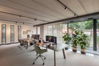 Een winkel / kantoor / atelier met kelder (116 m² volgens EPC-attest), vlakbij het centrum van Oelegem, deelgemeente van Ranst.IN DE ONDERGRONDSE...