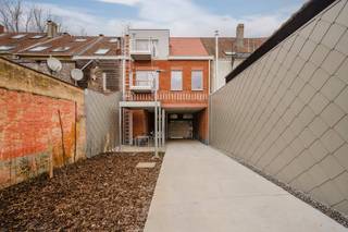 Vous recherchez un immeuble de placement à vendre à Courtrai que vous pouvez gérer entièrement vous-même ? Cet immeuble de placement de...