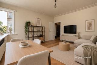 <p><span>Ben je op zoek naar een instapklaar en functioneel appartement in een karaktervol art-decogebouw, vlak bij het Mastvestpark? Dan is dit charmante tweeslaapkamerappartement zeker een bezoek waard. De prachtige visgraatparket, hoge plafonds, overvloedige lichtinval en de rustige ligging aan de achterzijde van een statig art-decogebouw zorgen voor een warme en aangename woonbeleving. Hier geniet je van een geslaagde combinatie van karakter, comfort en praktisch woonplezier.</span><span> </span><span>Met een gemeenschappelijke fietsenberging en twee privatieve bergingen geniet je bovendien van heel wat extra opbergruimte.</span></p><p><span> </span></p><p><span>Authentieke charme & veel licht</span></p><p><span>Via de lift of de trap bereik je het appartement op de eerste verdieping. Achter de veilige, brandwerende inkomdeur met zevenpuntssluiting kom je binnen in de inkomhal op prachtige doorlopende visgraatparket. De ingemaakte kast biedt meteen handige opbergruimte en vanuit de hal heb je toegang tot het aparte gastentoilet en de leefruimte. De woonkamer baadt in het daglicht dankzij de brede raampartijen over de volledige gevelbreedte. De warme visgraatparket, de hoge plafonds met sierlijke moulures en de rustige ligging zorgen voor een aangename sfeer. Je hebt hier moeiteloos plaats voor een ruime zithoek én een gezellige eethoek. De aparte keuken bevindt zich aan de andere kant van het appartement en is praktisch ingericht met een oven, vaatwasser, koelkast, dubbele spoelbak en voldoende kastruimte. Via de keuken stap je het balkon op, ideaal om even buiten te genieten of je kruidenplantjes een plaats te geven.</span></p><p><span> </span></p><p><span>2 rustige slaapkamers</span></p><p><span>Via de nachthal, eveneens afgewerkt met de originele visgraatparket, bereik je de twee slaapkamers en de badkamer. De ruime master bedroom geniet van veel natuurlijk licht en is uitgerust met een vliegenraam. Ook de tweede slaapkamer is een volwaardige kamer met dubbele ramen en dezelfde mooie parketvloer. Ideaal als kinderkamer, bureau of logeerkamer. De badkamer is volledig betegeld en beschikt over een ligbad en lavabo. Bovendien beschikt het appartement over maar liefst twee extra bergingen, waardoor je nooit opslagruimte tekortkomt waarvan één in de kelder en één op de mansardeverdieping</span></p><p><span> </span></p><p><span>Groen wonen met de stad binnen handbereik</span></p><p><span>De geliefde Tentoonstellingswijk combineert rust met een uitstekende bereikbaarheid. Tram 2 en 6 stoppen letterlijk voor de deur en op amper vijftig meter vind je een Velo-station. Met de wagen bereik je in enkele minuten de Ring en de A12. Voor je dagelijkse boodschappen hoef je niet ver, terwijl je voor een wandeling of een sportieve namiddag terechtkunt in het Middelheimpark, Nachtegalenpark of langs de Mastvest. Ook de sportterreinen aan de Wilrijkse Pleinen liggen vlakbij.</span></p><p><span> </span></p><p><span> </span></p>
