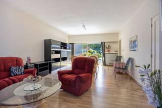 <p><span>UITSTEKEND ONDERHOUDEN EN GEZELLIGE WONING 179M² MET 3 SLAAPKAMERS EN ZUIDWEST-GEORIËNTEERDE TUIN</span></p><p><span>ligging in een rustige en kindvriendelijke verkaveling met vlotte bereikbaarheid via N16, A12, N17 en E19</span></p><p><span> </span></p><p><span>Gelijkvloers:</span><span> Inkomhal met vestiaire (4,1 x 2,1m) / wc / berging / living met eetplaats (8,5 x 4,4m) met toegang tot terras en tuin / ingerichte keuken (15m²) met eethoek en toegang tot terras en tuin / berging met was en </span></p><p><span>stookplaats (3,9 x 3m).</span></p><p><span>1ste verdieping:</span><span> Traphal / 3 slaapkamers (4,4 x 4m; 4 x 4m; 3 x 2,6m) / badkamer (5m²) met wastafel, zitbad en wc.</span></p><p><span>Stockage-zolder (8 x 6,8m).</span></p><p><span> </span></p><p><span>Toffe zuidwest-georiënteerde tuin met terras.</span></p><p><span>Perceel is aan de achterzijde bereikbaar via de Brandstraat / mogelijkheid tot creatie garage aan achterzijde perceel.</span></p><p><span> </span></p>