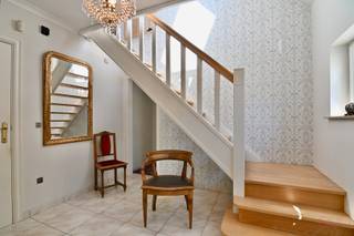 ***Vanafprijs*** Deze tijdloze ééngezinswoning is rustig gelegen aan de autoluwe Krommenhofstraat 31, op een mooi open perceel van 7a57ca. Dankzij de gunstige ligging bevindt de bushalte zich op wandelafstand en geniet u van een vlotte verbinding naar het centrum van Nieuwerkerken, evenals naar Sint-Truiden en Herk-de-Stad.<br /><br />De woning, gebouwd in 1995, werd doorheen de jaren met de grootste zorg onderhouden en verkeert in een uitstekende staat. Via de ruime inkomhal, het centrale knooppunt van de woning, krijgt u toegang tot alle leefruimtes op het gelijkvloers. Dankzij de vele raampartijen geniet de woning in elke ruimte van veel lichtinval.<br /><br />De lichtrijke leefruimte bestaat uit een gezellige zithoek en een eetkamer die naadloos aansluiten op de open, volledig geïnstalleerde keuken met ontbijthoek. Verder beschikt het gelijkvloers over een gastentoilet, een aparte bureauruimte, die ook dienst kan doen als slaapkamer en een ruime wasplaats/berging met de mogelijkheid om een extra douche te voorzien. De keuken is uitgerust met diverse toestellen en biedt alle comfort voor dagelijks gebruik.<br /><br />Op de eerste verdieping bevinden zich een ruime nachthal, die eveneens perfect kan dienen als bureau- of hobbyruimte, drie volwaardige én zeer ruime slaapkamers en een comfortabele badkamer met een lavabomeubel, toilet, ligbad en aparte douche.<br /><br />Ook buiten biedt deze woning tal van troeven. Zo beschikt u over een ruime, aangelegde oprit, een gezellig terras en een volledig omheinde tuin waar u in alle rust kunt genieten van het buitenleven. De tuinberging achteraan biedt nog extra opbergmogelijkheid.<br /><br />Bent u op zoek naar een ruime, instapklare gezinswoning op een rustige locatie met een uitstekende bereikbaarheid? Dan is deze woning misschien wel uw ideale thuis.<br /><br />Wenst u graag een bezoek in deze ruime gezinswoning, aarzel niet en bel ons op 011 70 70 19.