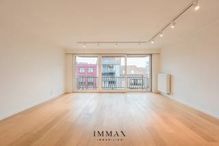 Ontdek dit breed en aangenaam appartement met twee volwaardige slaapkamers, ideaal gelegen op de Lippenslaan, het kloppende hart van...