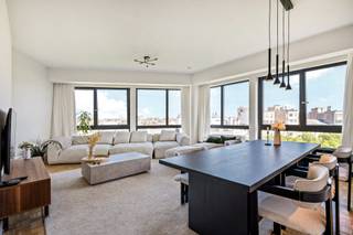 Op een uiterst aantrekkelijke locatie in het bruisende Zuid bevindt zich dit lichtrijke hoekappartement van ca. 105 m². Gelegen op een steenworp...