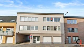 <span><strong>Centraal gelegen GERENOVEERD appartement in een kleinschalige residentie in het centrum van Tessenderlo</strong><br /><br /></span><span>+ Inkomhal</span><br /><span>+ Ruime leefruimte bestaande uit zithoek en eethoek met veel lichtinval</span><br /><span>+ Aangrenzende ingerichte open keuken (vaatwasmachine Beko, combi-oven Beko, kookplaat en afzuigkap Beko)</span><br /><span>+ Apart toilet met handenwasser<br /></span>+ Nachthal<br /><span>+ Stijlvol ingerichte badkamer met ruime inloopdouche en badkamermeubel met granieten tablet en spiegelkast</span><br /><span>+ 2 slaapkamers<br /></span><span>+ Terras via slaapkamer met buitenberging</span><br /><br /><span>Troeven<br /></span>+ De voorgevel van het gebouw werd reeds opnieuw geschilderd<br />+ Het dak werd in 2020 volledig vernieuwd<br />+ Ramen en glaswerk werden reeds vernieuwd<br />+ Overal nieuwe keramische tegelvloeren in het appartement, behalve in de slaapkamers: daar werd een donkere laminaatvloer voorzien<br />+ Appartement is volledig gerenoveerd<br />+ Ook perfect om te verhuren<br /><br />Grote garage (3,3m x 5,95m) is verplicht bij aan te kopen aan 16.000 € excl. aankoopkosten. De garage beschikt over een elektrisch bedienbare kantelpoort. Er is elektriciteit en water aanwezig.<br /><br /><span>De privatieve verbruikslasten voor het appartement voor water en gas (gem. CV op aardgas) bedragen provisioneel €120,00 per maand met jaarlijkse afrekening.<br /><br /></span>De gemeenschappelijke lasten zijn zeer beperkt. (Enkel +/- 10 € voor de poets van de gemeenschappelijke delen en +/- 100 € per jaar voor aandeel in de blokpolis.)<br /><br />Omwille van de kleinschaligheid van de residentie is er geen externe syndicus aanwezig. <br /><br />EPC: 288 kWh/m²/jaar met label C en UC: 3627136.<br /><br /><span>Strategische ligging in het centrum van Tessenderlo, n</span><span>abij winkels, scholen, openbaar vervoer en op- en afrittencomplex E313.</span>