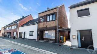 <p><strong><span>Te renoveren rijwoning / handelshuis met koertje in het centrum van Veerle-Laakdal<br /><br /></span></strong><span>Deze woning geniet van een uiterst centrale ligging in het hart van Veerle-Laakdal, op wandelafstand van winkels, scholen en openbaar vervoer. Bovendien biedt de nabijheid van de E313 een uitstekende bereikbaarheid.<br /><br /></span><strong><span>Indeling<br /></span></strong><strong><span>Gelijkvloers<br /></span></strong>+ Leefruimte<br />+ Bergruimte onder de trap<br />+ Eetkamer<br />+ Keuken<br />+ Sanitair hoekje met lavabo<br />+ Apart toilet<br />+ Sanitaire ruimte met CV-installatie en aansluiting WM/DK<br />+ Veranda met elektrisch bedienbare screens<br />+ Open binnenkoertje / terras met tuinberging met bovengrondse stookolietank<br />+ Rechts van de woning is een doorgang voorzien naar de veranda met afsluitbare kantelpoort</p>
<p><strong><span>Verdieping 1<br /></span></strong>+ Nachthal met vaste trap naar de zolderverdieping<br />+ Slaapkamer 1<br />+ Slaapkamer 2<br /><br /><strong>Zolderverdieping</strong><br />+ Niet ingerichte zolderkamer met Velux (kan omgevormd worden naar 1 of meer slaapkamers<br /><span><br /></span><strong><span>Extra info</span></strong><br />+ P-score: A<br />+ G-score: A<strong><span><br /></span></strong>+ EPC: 691 kWh/m²/jaar – Label F (UC: 3952164) - Woningrenovatieverplichting van toepassing.<br />+ Niet-asbestveilig: golfplaten boven garage, berging en achterbouw, bakeliet schakelaar zolder, slib dakgoot<br /><span>+ Elektrische installatie niet conform het AREI<br /></span>+ <span>De woning wordt verwarmd via een stookolieketel met radiatoren.<br /></span><br />De woning valt onder de renovatieverplichting voor residentiële gebouwen van de Vlaamse overheid (behoudens sloop binnen 6 jaar na aankoop).<br /><br /><span>Bent u op zoek naar een low-budget renovatiewoning , die u volledig naar eigen smaak kunt renoveren? Dan is deze woning zeker een bezoek waard.</span></p>