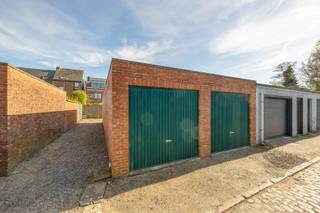 <p>Opbrengsteigendom bestaande uit 3 appartementen en 4 garageboxen, gunstig gelegen in het centrum van Kontich.</p>
<p>Het gebouw is momenteel volledig verhuurd. Er is geen renovatieplicht van toepassing, wat deze eigendom extra interessant maakt.</p>
<p>Recent werden reeds belangrijke werken uitgevoerd, waaronder vernieuwing van het dak, de ramen... Wat bijdraagt aan de duurzaamheid van het gebouw.</p>
<p>Toegang tot de vier garageboxen via de Losweg (achterliggende straat).</p>
<p>Dankzij de zeer goede ligging, in de nabijheid van winkels, openbaar vervoer en invalswegen, geniet deze eigendom van een blijvende verhuurbaarheid.</p>
<p>Interessante investeringsopportuniteit met stabiele huuropbrengsten.</p>
<p>Graag meer info of een bezoek?<br />Contacteer ons via 0492 83 88 19 of jarno@groepvanhaute.be</p>