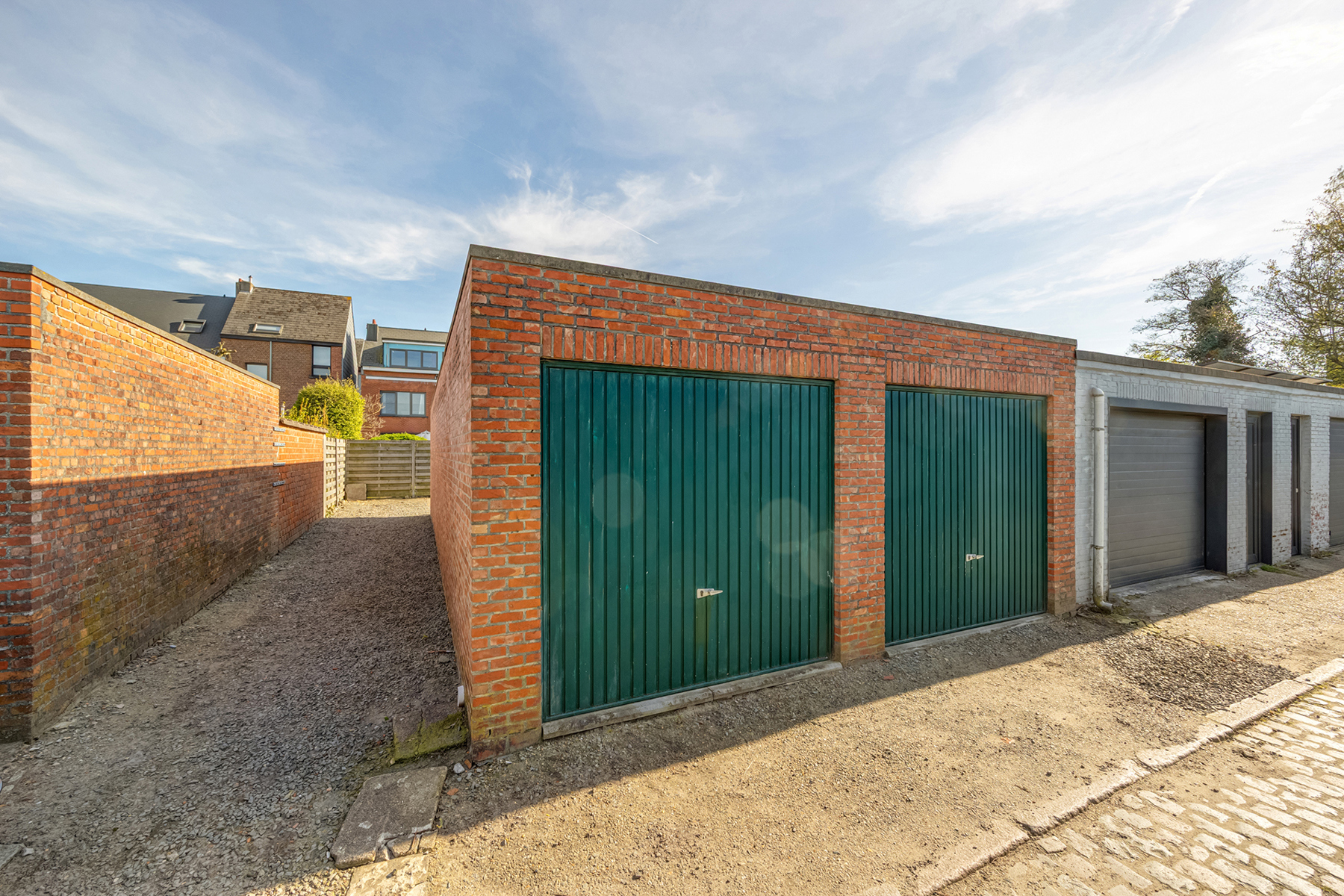 Opbrengsteigendom met 3 appartementen en 4 garages - foto 2