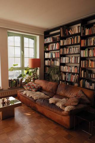 Lichtrijke bel-etage woning met authentieke elementen en zonnige stadstuin.<br />Deze woning beschikt over een oprit en garage. Op het gelijkvloers vinden we een ruime inkomhal, grote bergruimte, toilet en toegang tot de tuin. De eerste verdieping biedt ruimte aan een erg ruime en lichte living, eetkamer en een moderne keuken. Via de keuken is er toegang tot een klein terras met avondzon. De tweede verdieping beschikt over 3 volwaardige slaapkamers (waarvan de master met aanpalende dressing ) en een te renoveren badkamer.<br />De centrale ligging biedt een vlotte verbinding met winkels, scholen, openbaar vervoer en belangrijke invalswegen. Te Boelaerpark en Boekenbergpark liggen op een boogscheut.<br /><br />