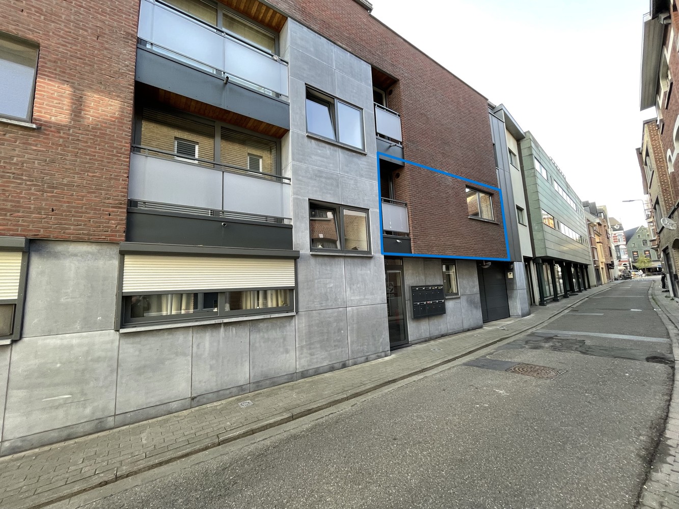 Rustig gelegen appartement met 2 slaapkamers, ruim zonneterras en autostaanplaats te centrum Tienen - foto 2