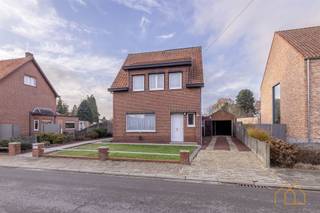 <p>Welkom in deze woning met 190m² bewoonbare oppervlakte, op een perceel van 1237m², in het centrum van Geel!</p><br /><p>De grote living is verbonden met de keuken. Achter de leefruimte is een sas en de garage. Onder de keuken en inkomhal ligt een droge kelder.</p><br /><p>Boven vind je 3 ruime slaapkamers. Een vierde kamer kan eventueel als slaapkamer dienst doen.<br />De zolder is voldoende groot om verder afgewerkt en ingericht te worden.</p><br /><p>De tuin is een echte parel die privacy en ruimte en ruimte biedt. Uniek bij een centrumwoning.</p><br /><p>Mobiliteit: de woning is ideaal gelegen voor zowel fietser, voetganger als automobilist. Er is een vlotte, veilige verbinding met de Geelse scholen, winkels en horeca.</p><br /><p>Het EPC is vrij hoog door aanwezigheid van gaskachels en door het ontbreken van zonnepanelen en dakisolatie. De norm voor renovatieplicht gaat vlot gehaald worden na montage van zonnepanelen, dakisolatie en airco's. De PVC ramen zijn reeds voorzien van dubbel glas.</p><p>Het asbestattest (bijgevoegd aan advertentie) is voor een woning als deze naar verwachting. Het bezettingswerk is asbestvrij.</p><br /><p>Registratierechten bedragen slechts 2% bij aankoop als eerste woning. Waag jouw kans om van de huurmarkt te ontsnappen!</p><br /><p>Wil jij meer weten? Plan dan snel een bezoek!<br /><br /> </p><p>Heb jij plannen om jouw vastgoed te verkopen of te verhuren? Contacteer dan Nxxt Vastgoed voor een gesprek. We koppelen jouw wensen aan de mogelijkheden die het pand biedt.  Samen maken we van jouw vastgoeddroom een Succesvolle Nxxt Step!</p>