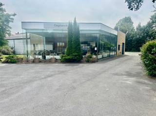 <p><span>Handelszaak/showroom met groot magazijn.</span></p><p><span> </span></p><p><span>INDELING</span></p><p><span>De zaak is heden een frituur, maar is ook geschikt voor winkel, fitness,..</span></p><p><span>Achteraan heeft de handelszaak een groot magazijn (diepte 15m) met aparte poort (hoogte en breedte 2,75m).</span></p><p><span>De grote parking is een extra plus bij dit pand.</span></p><p><span> </span></p><p><span>PRAKTISCH</span></p><p><span>De handelszaak is vrij van gebruik vanaf 1/1/27</span></p><p><span> </span></p><p><span>LIGGING</span></p><p><span>Gelegen vlakbij het centrum van Zottegem.</span></p><p><span> </span></p><p><span>Bezoek gewenst? mails ons via hilde@immodhondt.be</span></p>