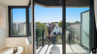 Prachtig gerenoveerd, lichtrijk appartement met open zichten over de villa's, op wandelafstand van winkels en zee. Indeling: inkomhal met gastentoilet. Gezellige lichtrijke woon- en eetkamer met bio-ethanolhaard en toegang tot het zonnige terras aan de voorzijde. Moderne open keuken, volledig uitgerust met kwalitatieve toestellen. Wasplaats, 1ste ruime slaapkamer met ingemaakte kasten en een aansluitende douchekamer. Tweede slaapkamer met ingemaakte kasten en douchekamer ( lavabo, toilet en douche) . Beide slaapkamers bieden toegang tot het terras achteraan. Ruime privatieve kelder.