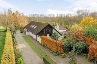 A barrier gate leads, via a chestnut tree-lined driveway, to your dream home in the exclusive, gated Vlieringenpark. Here, peace and greenery...