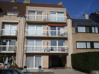 Onmiddellijk aan zee en strand. (250 meter). Bereikbaar met lift en met trap.Bestaande uit:aangename en ruime living met een (nieuwe) open, moderne...