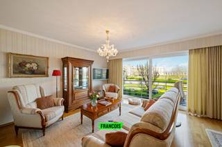 Te midden in de Belle-Epoquewijk vinden we dit appartement met fenomenaal zicht terug, pal achter de Zeedijk te Oostende. Vanuit het pand heeft u...