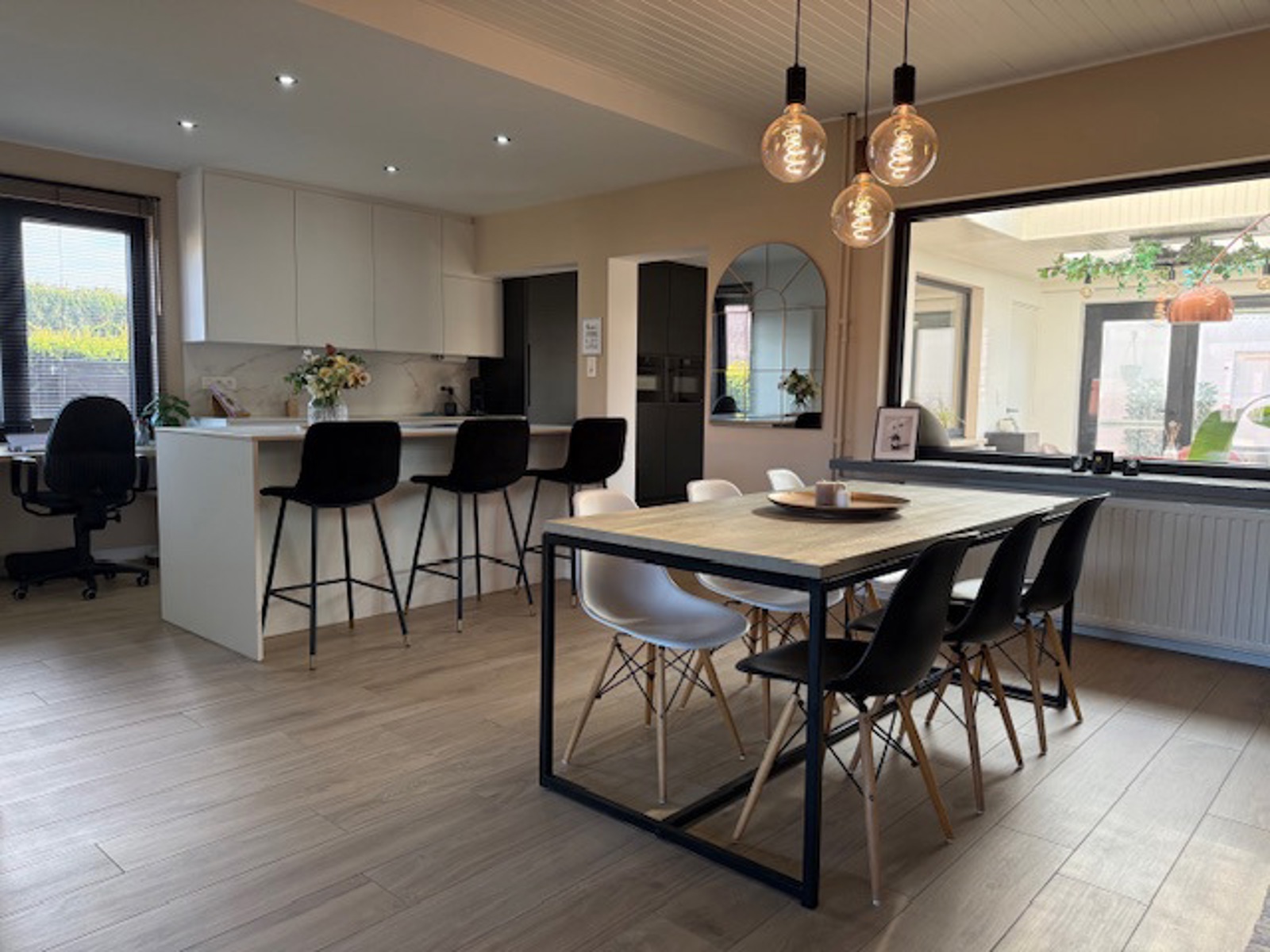 Gezellige kwalitatief volledige gerenoveerde woning met 3 slpks op 9 are 56 ca. - foto 3