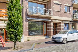 Dankzij de uitstekende zichtbaarheid, centrale ligging en vlotte bereikbaarheid vormt dit pand de ideale uitvalsbasis voor wie zijn zaak op de kaart wil zetten: perfect voor een winkel, showroom, kantoor, vrij beroep of dienstverlenend bedrijf.<br /><br />De grote raampartijen zorgen niet alleen voor overvloedig daglicht, maar ook voor een maximale etalage-impact die voorbijgangers meteen aanspreekt. Bovendien is er ruime parkeergelegenheid in de nabije omgeving — een zeldzaam voordeel in het centrum!<br /><br />Troeven op een rij:<br /><br />- 90m² bruikbare gelijkvloerse oppervlakte<br />- Absolute toplocatie in het centrum van Grimbergen<br />- Veel parkeermogelijkheden in de directe omgeving<br />- Grote raampartijen en uitstekende zichtbaarheid<br />- Flexibele indelingsmogelijkheden<br />- Geschikt voor uiteenlopende commerciële bestemmingen<br /><br />Een unieke kans voor ondernemers die op zoek zijn naar een stijlvolle en strategische locatie met uitstraling en groeipotentieel! <br /><br />Wenst u meer informatie en/of een bezoek? Contacteer olivia.laporte@dewaele.com of 02/744 18 88<br /><br /><br />Bestuursmaatregelen in het maatregelenregister: ja
