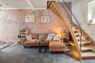 <strong>Toffe, gezellige SPECIALE starterswoning met ruime tuin en achter uitweg voor fietsen/brommers </strong><br />Op zoek naar een charmante speciale starterswoning? Dan is deze gezellige woning zeker een bezoek waard!<br />De sfeervolle living sluit naadloos aan op de open keuken, wat zorgt voor een aangename en lichte leefruimte. Verder beschikt de woning over een moderne hippe recente   badkamer met inloopdouche douche  , een praktische wasplaats/berging en een ruime veranda met een  zicht op de grote tuin. Achteraan is er een handige achteruitgang, ideaal voor het stallen of binnenbrengen van fietsen.<br /><strong>Op de eerste verdieping</strong> bevinden zich twee slaapkamers. De grootste slaapkamer is extra ruim dankzij een gezellige mezzanine, die perfect kan dienen als slaapruimte, dressing of hobbyhoek.<br />Een ideale woning voor starters of wie op zoek is naar een gezellige speciale  thuis met veel buitenruimte.<br />EPC 245<br /> 