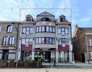 Ligging: <br />Dit centraal gelegen appartement op de derde verdieping ligt op wandelafstand van het station en de markt van Geel.<br />Hierdoor zijn al de faciliteiten (scholen, winkels, openbaar vervoer,...) zeer makkelijk bereikbaar.<br /><br />Dit appartement bestaat uit:<br />- Inkomhal met vestiaire en toilet<br />- Ruime woonkamer <br />- Open, volledig ingerichte keuken<br />- Eethoek<br />- Badkamer met douche, dubbele lavabo en aansluiting voor wasmachine<br />- Berging<br />- 2 slaapkamers (13.4m² en 10.5m²) waarvan één met ingebouwde kasten<br />- Zuidelijk georiënteerd terras van 60 m²<br />- Kelder<br /><br />Extra: <br />- Ideaal gelegen: vlakbij het centrum en alle verbindingswegen<br />- Lift aanwezig<br />- Huurprijs: 790 euro + 35 euro gemeenschappelijke kosten<br />- Beschikbaar vanaf 15/11/2026<br /><br />Uitsluitend via onze website www.vastengoed.be kan u een bezichtiging inplannen op de vooropgestelde bezoekmomenten. Voor andere vragen kan u het kantoor bereiken op het nummer 014/72.73.74.
