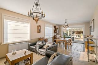 - Rustige ligging in Sint-Eloois-Winkel: Olympialaan 10<br />- Lichtrijke leefruimte met veranda<br />- Uitgeruste keuken met extra eetplaats<br />- 1 gelijkvloerse slaapkamer<br />- Badkamer met ligbad en wastafel<br />- Garage met ruime oprit voor 3 wagens<br />- Tuin met overdekt terras, bijkeuken en bijgebouw<br />- 3 slaapkamers op de eerste verdieping, waarvan 1 met sauna en 1 met douche<br />- Dressing, bureau en extra bergruimte op de eerste verdieping<br />- Zolder en droge kelder<br />- EPC: 324 kWh/m²/jaar, geen renovatieplicht<br />- 28 zonnepanelen <br />- Regenwaterput van 10.000 liter <br />- Vanafprijs: € 365.000