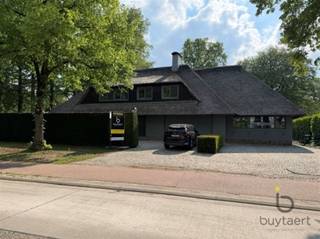 <p><span>Ruime karaktervolle villa met praktijk of als kangoeroewoning met Zuidwest tuin.</span></p><p><span> </span></p><p><span>Gelegen in het residentiële Schilde-Bergen vooraan te Schilde, biedt deze praktijkvilla een unieke combinatie van ruimte, modern comfort en elegante architectuur. Met verschillende verbouwingen, centraal gelegen, vlakbij invalswegen, winkels, scholen, restaurants, sportfaciliteiten, openbaar vervoer en toch rustig midden in het groen.  Met 4 ruime slaapkamers, 2 badkamers en een aparte praktijkruimte/bureau is er voldoende ruimte voor een groot gezin, om gasten te ontvangen EN een vrij beroep of kangoeroewoning.</span></p><p><span>Zodra u het pand betreedt, wordt u verwelkomd in de inkomhal die toegang geeft tot alle kamers op het gelijkvloers. </span></p><p><span>De op maat gemaakte keuken (2019) met directe toegang tot de aangelegde tuin, is uitgerust met kwalitatieve toestellen en hoogwaardige afwerking. </span></p><p><span>De leefruimte (52 m²)  met annex zomerkamer baadt in natuurlijk licht en straalt een warme sfeer uit dankzij de gashaard, ook van hieruit directe toegang tot het ruime terras met een mooi rustgevend tuinzicht.  Zalig vertoeven in de omheinde aangelegde Zuidwest tuin met gezellig terras en groene hoge hagen.</span></p><p><span>De ingerichte praktijkruimte/bureau (80m²) bestaande uit 3 ineen vloeiende kamers, is zowel via de inkomhal alsook via een apart voorziene buitendeur bereikbaar. Deze woning combineert wonen en werken op een doordachte manier waardoor professioneel gebruik perfect kan samengaan met het privéleven, zonder in te boeten aan privacy. Naastgelegen een berging (7.5 m²) met zolder ideaal als archiefruimte of opslagplaats.</span></p><p><span>De 3 slaapkamers (24m² - 14m² - 14m²) boven zijn lichtrijk en praktisch ingericht met maatkasten en voorzien van vliegenramen.   </span></p><p><span>Een polyvalente ruimte (20m²) met veel opbergplaats kan mits 2 extra Velux ramen perfect als 4</span><span><sup>de</sup></span><span> slaapkamer ingericht worden. </span></p><p><span>De 2 vernieuwde badkamers (2023) zijn luxueus afgewerkt met natuursteen en inloopdouches. De hoofdbadkamer beschikt bovendien over een vrijstaand bad.  Beide hebben directe aansluiting met verschillende kamers. </span></p><p><span>Verder is er een inpandige garage met een extra brede (4.5m) hoge (2.45m) automatische poort, deze biedt voldoende opslagruimte en parkeergelegenheid voor één grote wagen en een oprit met 4 parkeerplaatsen.</span></p><p><span>Het huis, volledig onderkelderd bestaande uit 2 praktische keldercompartimenten (57m²) en de rest uit kruipruimten.  Combinatie van overwegend parketvloeren en tegels.  </span></p><p><span>Het dak van de woning is gedekt met riet, totaal vernieuwd in 2000 en bijgevuld in 2025.</span></p><p><span>Dit is een luxe woning die perfect geschikt is voor families of professionals die zoeken naar een voornaam onderkomen in een rustige maar goed bereikbare omgeving.</span></p><p><span> </span></p><p><span>Kom en ontdek deze buitengewone combinatie van ruimte en comfort en maak van deze schitterende villa uw nieuwe thuis. </span></p><p><span>Contacteer ons voor meer info of plan een bezoek aan dit uniek pareltje! <span>www.buytaertimmo.be</span></span><span> </span></p><p><span> </span></p><p><span>Pluspunten: topligging, extra aangrenzende grote praktijk of kangoeroewoning, omheinde en aangelegde Zuidwest tuin, ruimtelijk ingedeeld, nieuwe keuken (2019) en badkamers (2023), nieuwe Vaillantketel (2023), tuinberegening, waterontharder, robotmaaier, vernieuwd dak (2000) en bijgevuld (2025), EPC B, EK conform, Asbest veilig, rolluiken gelijkvloers, vlieghorren 1</span><span><sup>ste</sup></span><span> verdieping en keukendeur…</span></p><p><span> </span></p><p><span> </span></p><p><span> </span></p>