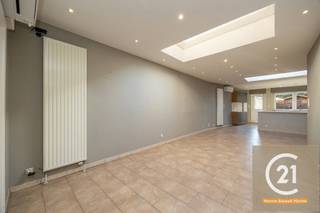 Gelegen in de levendige kern van Machelen vindt u deze instapklare woning die de perfecte balans biedt tussen modern wooncomfort en...