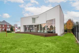 Dit moderne en instapklare handelsgelijkvloers dateert van 2020 en combineert stijl, functionaliteit en een uitstekende zichtlocatie. Dankzij de...