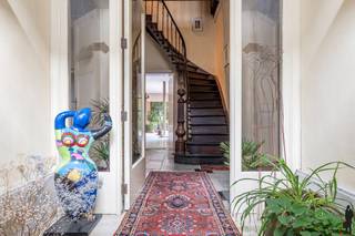 Statig herenhuis nabij de Grote Markt met een majestueuze uitstraling en tal van bewaarde 19de-eeuwse elementen, zoals een marmeren dambordvloer,...