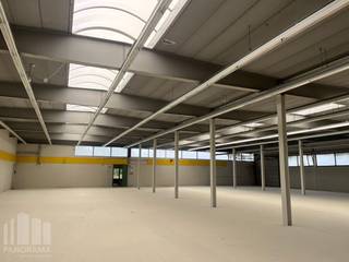 New custom-built industrial property for sale on a 11,200 m² plot in Herentals.<br />Exceptionally located along the Albert Canal, just 270 m from the busy Ringlaan (R15) with immediate access to the E313 motorway.<br /><br />Thanks to its location along a major access road, the site enjoys outstanding visibility. Situated between the Albert Canal and the Bocholt–Herentals Canal, directly opposite the new bridge on Herenthoutseweg, the property offers a unique and open view of the canal.<br /><br />The entire project can be fully customized (loading docks, sectional doors, clear height, with or without offices, etc.) to meet the specific requirements of the buyer, from the layout of the warehouse space to the parking facilities.<br />In addition, retaining and renovating the existing building is also a fully viable alternative. The existing property includes storage space with offices.<br /><br />Within the applicable zoning plan, various construction options are permitted, making the plots ideally suited for a wide range of activities such as storage, distribution, production, or logistics.<br /><br />Contact <strong>PANORAMA B2B</strong> for more information, plans, or to schedule a non-binding site visit via <strong>011 220 500.</strong>